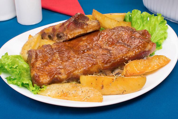 Aprenda esta receita incrível de Costelinha suína ao molho barbecue com batata, ideal para fazer no final de semana e surpreender a todos!