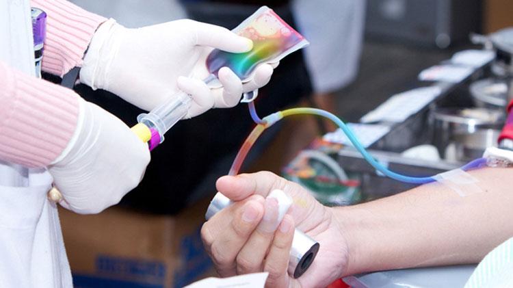 Homossexuais não podem doar sangue no Brasil, de acordo com determinações que dificultam este processo. Entenda a polêmica: