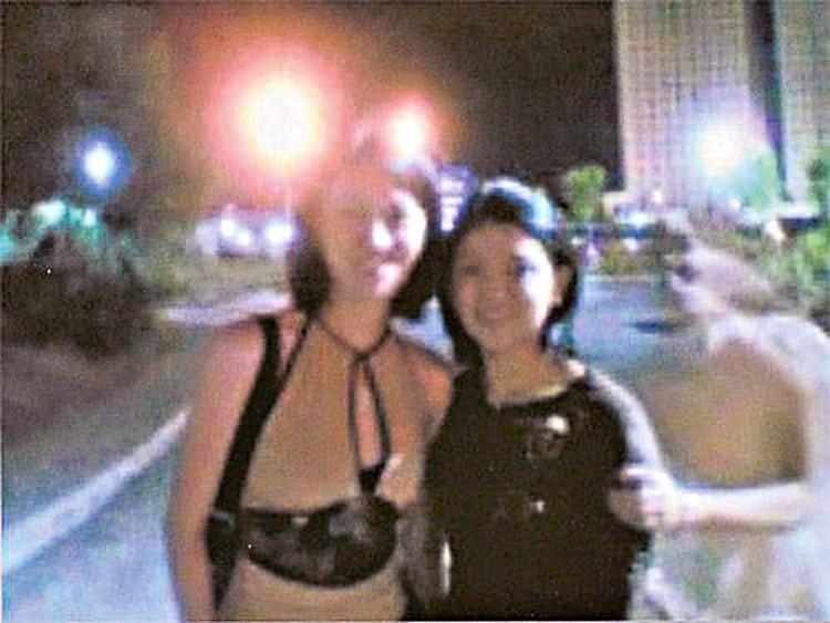 Essa foto é recente e foi tirada com máquina digital: mostra duas amigas numa noite em Manila, nas Filipinas e um estranho transparente ao lado
