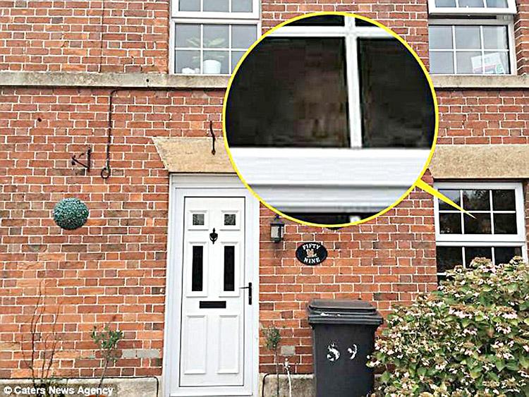 Apesar de cética, Michele Midwinter ficou assustada ao ver que fotografou um fantasma na janela de uma casa em North Bradley, no Reino Unido. Saiba o motivo
