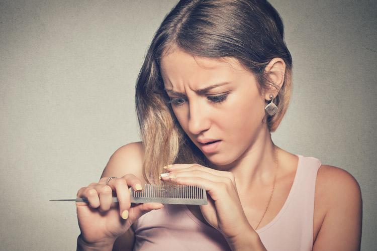 Fios quebradiços demandam uma substância específica para repará-lo. Aprenda a diagnosticar qual o problema de sua cabeleira e descubra como tratá-la.