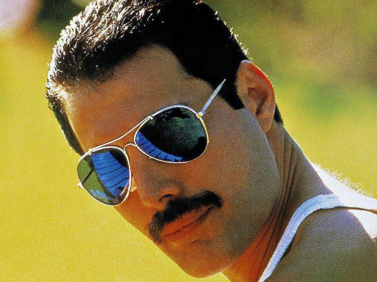 Se estivesse vivo, Freddie Mercury completaria 70 anos hoje. Por isso, recorde cinco trajes icônicos do vocalista do Queen.