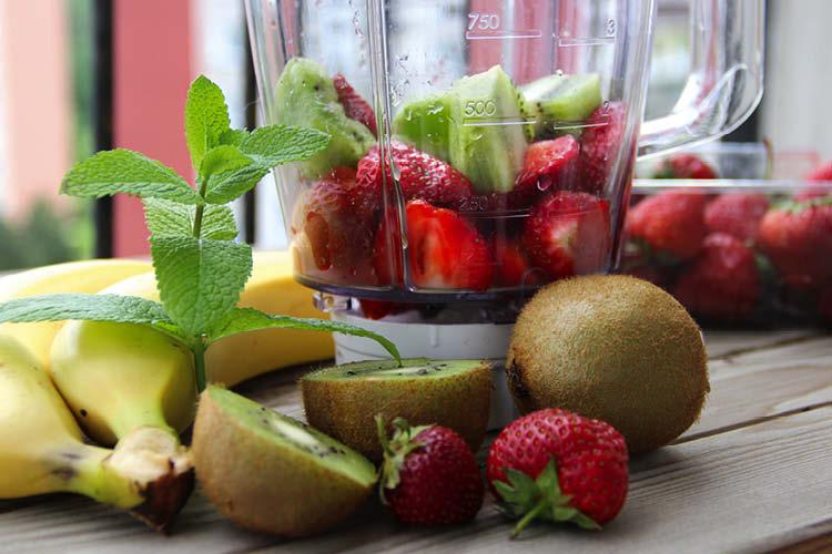 Bronzeia naturalmente e combate celulite? Aprenda a combinar frutas e garanta bebidas poderosas que funcionam como cosmético natural!