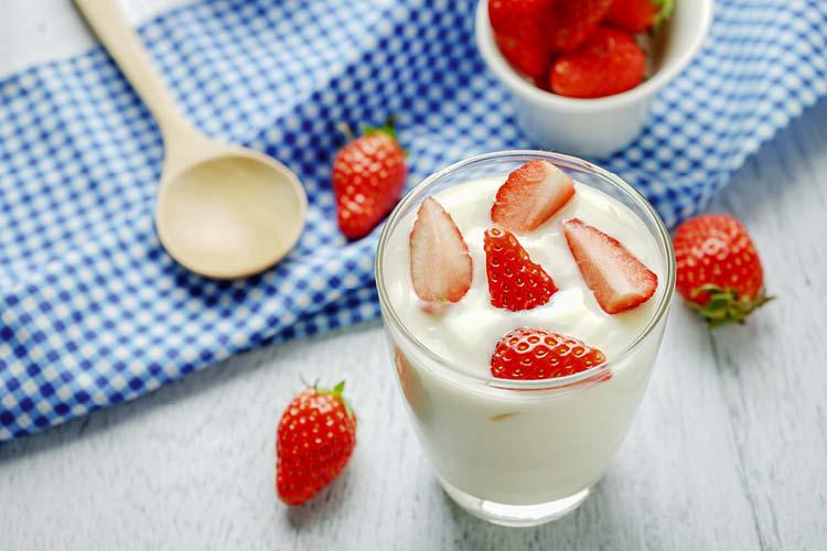 Rico em vitaminas e minerais, o iogurte é um alimento que pode ajudá-la a perder peso sem dificuldades e de maneira muito saudável!