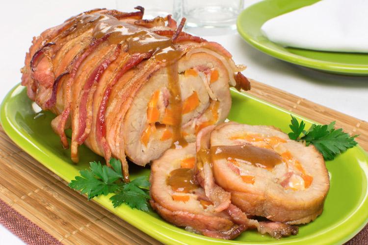 Aprenda esta receita incrível de Lombo encapado com bacon recheado com queijo e surpreenda a todos no próximo almoço de domingo!