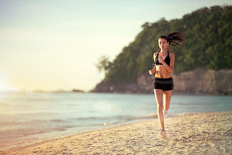 Correr na areia exige mais do corpo e, por isso, com os cuidados necessários, essa atividade traz mais benefícios ao organismo.