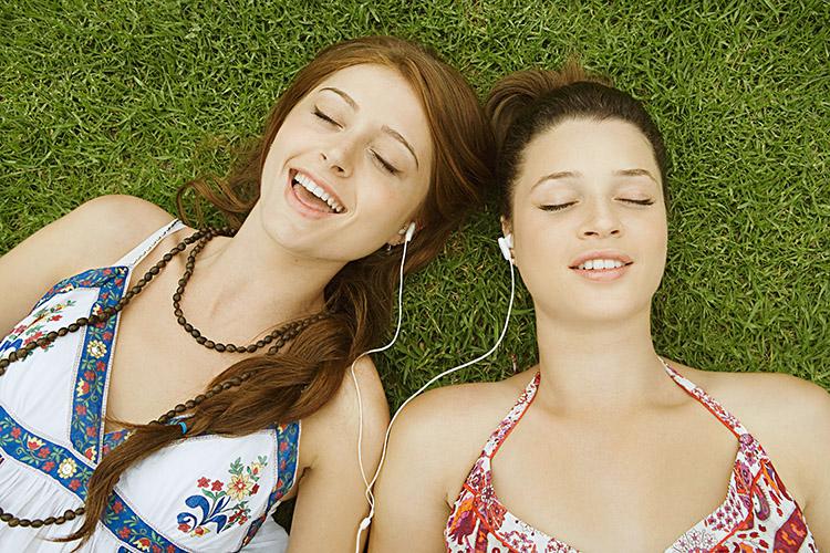 Descubra por que ouvir música é algo tão bom e que promove tanta satisfação em nosso dia a dia – seu cérebro explica isso!