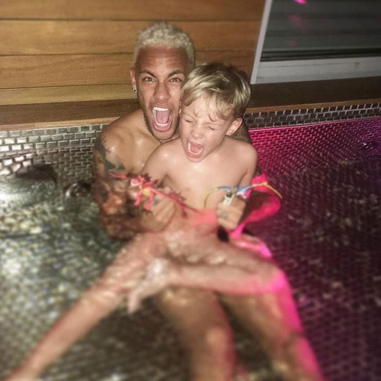 Neymar levantou um polêmica ao postar uma imagem durante um banho com o filho, Davi Lucca. É natural pais tomar banho com os filhos? Saiba mais: