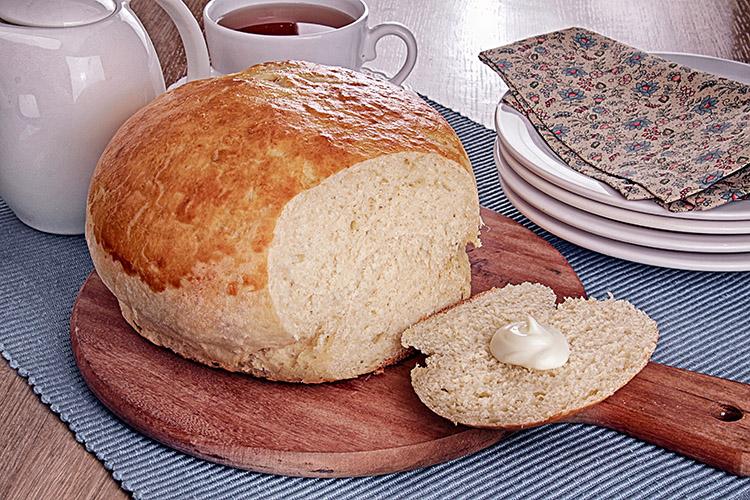 Aprenda uma deliciosa receita de pão de mandioca. Ela é muito fácil de fazer, o pão fica muito macio e rende dois pães. Sua família vai amar!