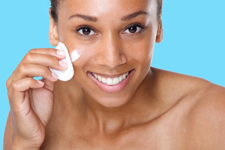 Demaquilante: aprenda a utilizá-lo na limpeza da pele 