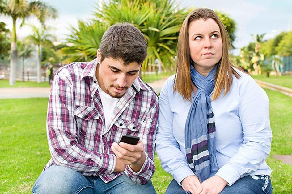Marido no celular é sinônimo de traição? A psicóloga Ana Paula Magosso dá dicas para manter a vida a dois saudável sem tantas desconfianças