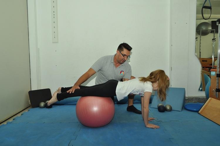Os pequenos podem e devem praticar pilates para auxiliar no aprendizado da respiração, no equilíbrio e na percepção corporal.