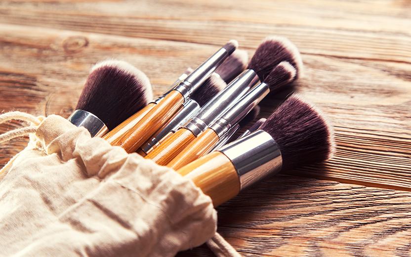 Limpar pincéis de maquiagem é uma das tarefas que nem todo mundo faz, mas é uma etapa superimportante! Confira as formas de higienizá-los!