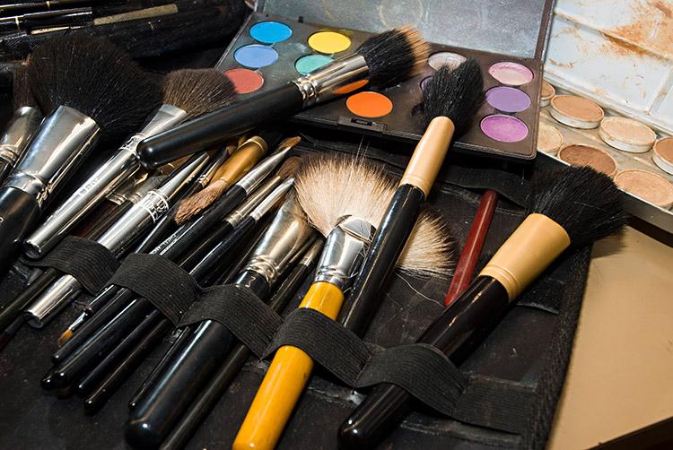 Dependendo do jeito que você armazena e manuseia seus produtos de maquiagem eles podem durar menos do que o esperado. Veja dicas de como cuidar da maquiagem