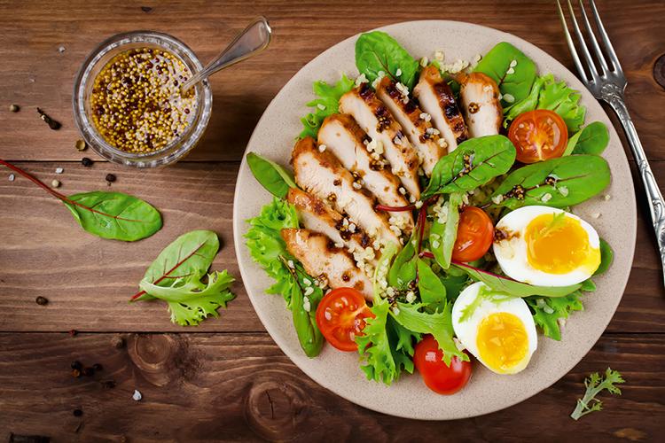Incluir acompanhamentos na sua salada, além de ser muito nutritivo, pode te incentivar a colorir cada vez mais o prato e ainda ajudar a emagrecer!