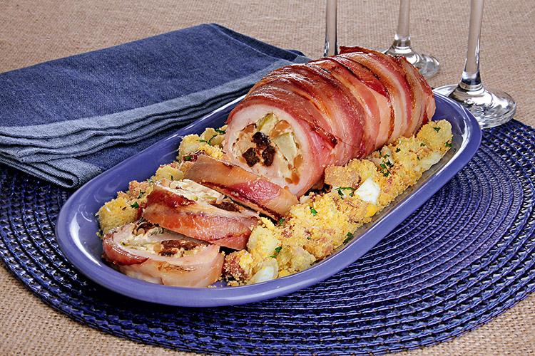 Aprenda a fazer essa deliciosa receita de Rocambole de frango ao bacon com farofa molhadinha. Sua família vai adorar essa delícia no almoço.