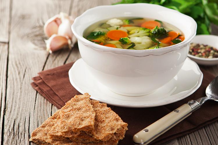 Receitas de sopas deliciosas e magrinhas para incluir na dieta 