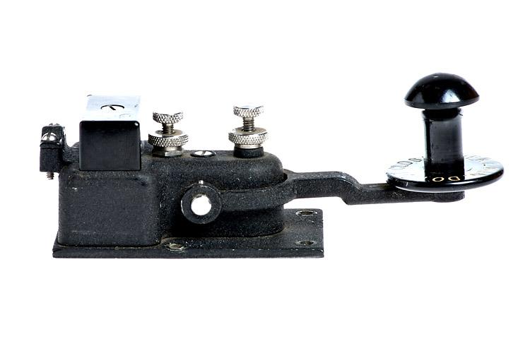 O telégrafo foi Inventado pelo norte-americano Samuel Morse, em 1837, e utilizava códigos para que a transmissão fosse rápida e confiável