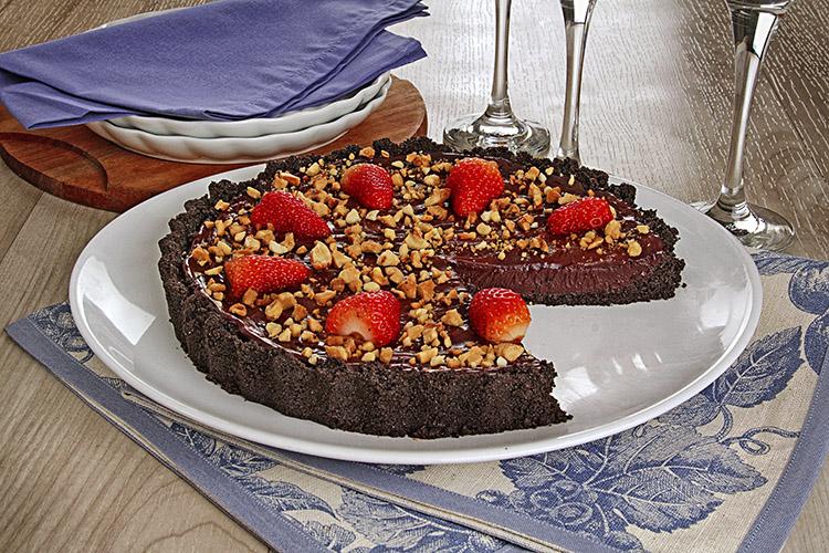 Quer aprender como se faz uma torta cremosa de chocolate com morango e melhor: que não vai ao forno? Nós te ensinamos! Confira a receita!
