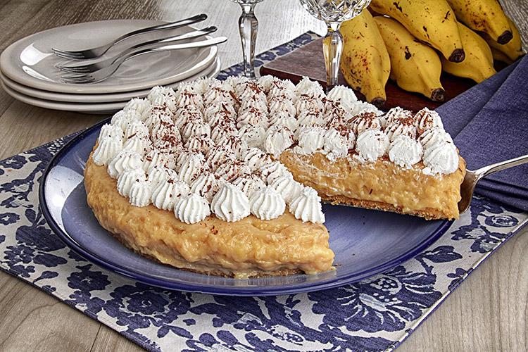 Torta de banana com recheio de doce de leite e cobertura de Chantilly® 