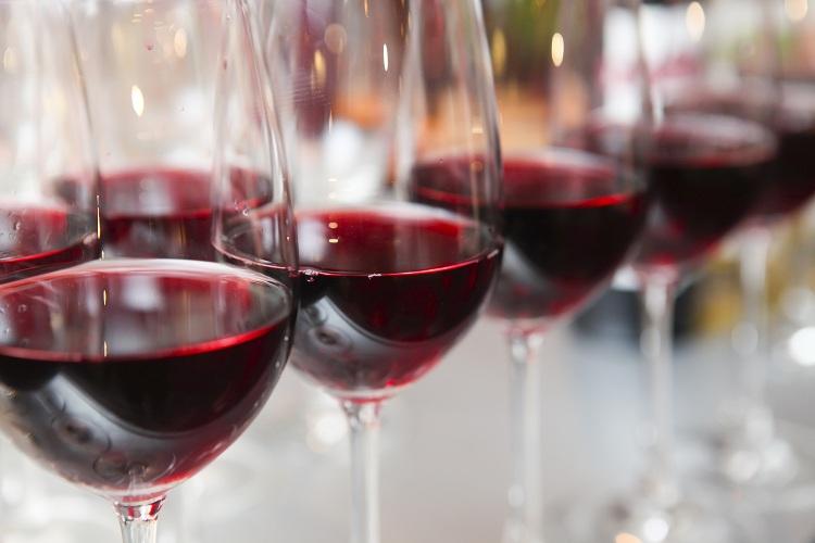 Uma taça de vinho por dia é capaz de prevenir 7 problemas de saúde. Os nutrientes antioxidantes e anti-inflamatórios da bebida confirmam seu poder. Confira!