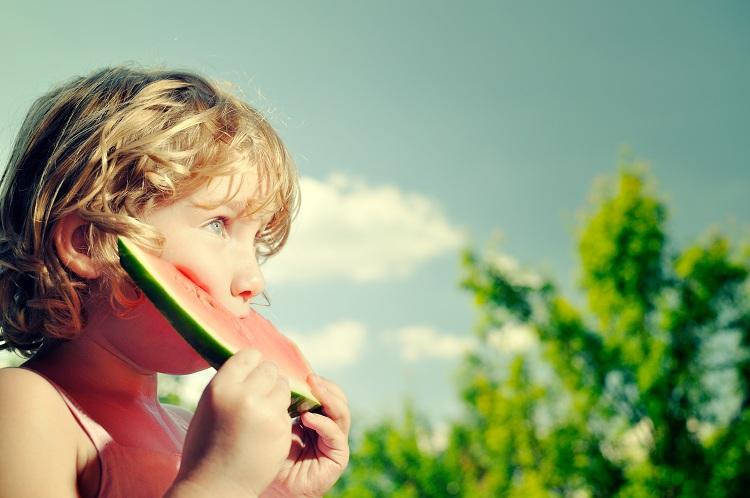 Saiba a importância de ensinar às crianças sobre refeições saudáveis 