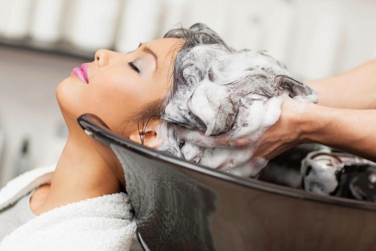 Você só usa o shampoo na hora de lavar o cabelo? Isso pode estar prejudicando a saúde dos seus fios! Saiba mais sobre o uso incorreto desse produto agora