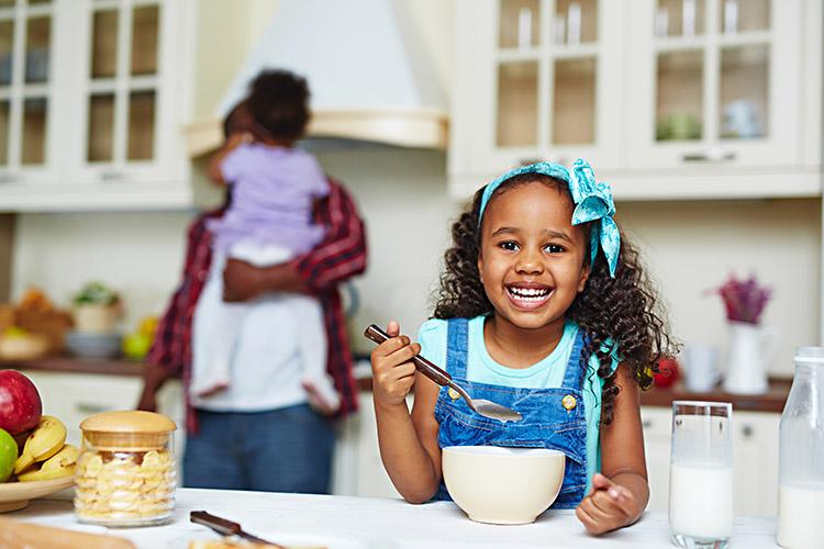 É normal surgirem dúvidas quanto à melhor maneira de alimentar os filhos. Veja 5 respostas sobre os hábitos alimentares das crianças.