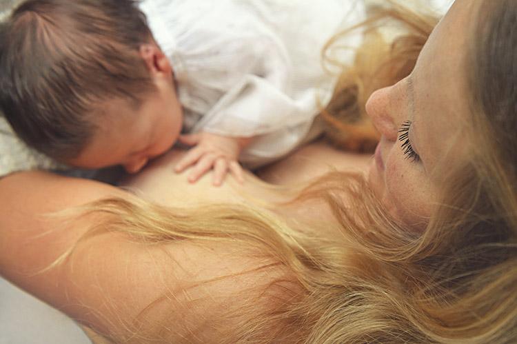 A amamentação é o primeiro contato de verdade com o bebê tem com a sua mãe. Além disso, o leite materno é o primeiro alimento da criança!