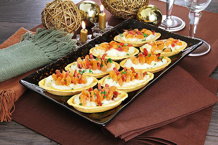 Aprenda esta receita incrível de Barquinha de camarão com purê e bacon, que além de fácil de fazer, é uma opção de petisco incrível para o Natal!
