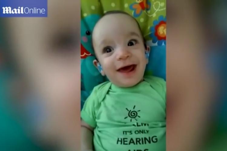 A mãe do pequeno Xander publicou um vídeo nas redes sociais esta semana, mostrando o filho ouvindo sua voz pela primeira vez! É lindo!