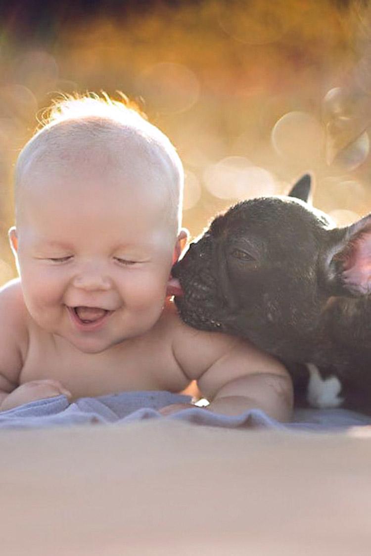 Momento fofura! 15 fotos que mostram a amizade entre crianças e animais 