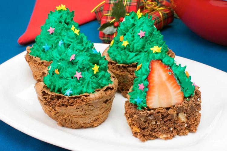 Aprenda esta receita incrível de Brownie de árvore de natal com morango, que além de muito saborosa, é especial para a ceia de Natal.