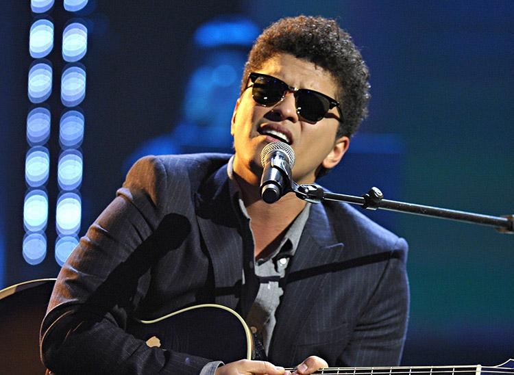 Bruno Mars anuncia álbum e divulga nova música. Vem ouvir! 