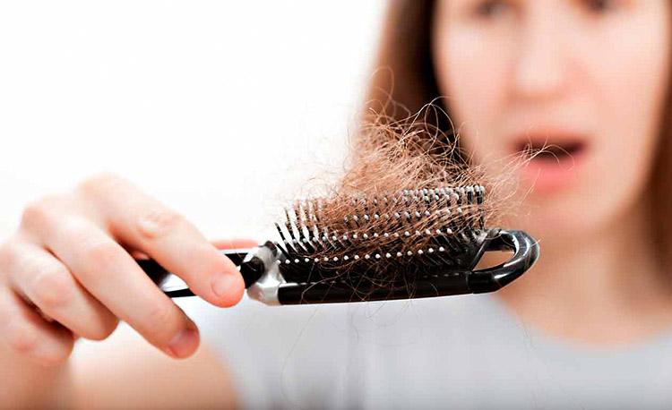 Queda de cabelo: conheça as causas e saiba até quando é normal 