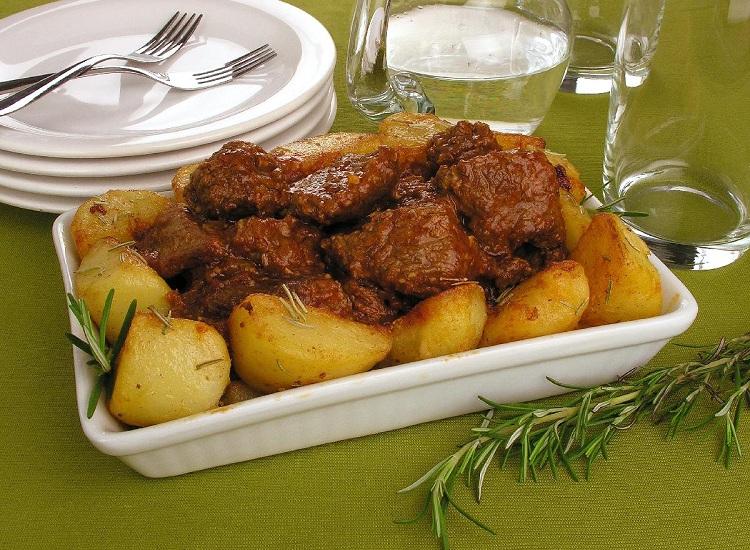 Que tal deixar o almoço de hoje com um toque especial? Prepare essa carne de panela com batata dourada e surpreenda com uma receita fácil e gostosa!