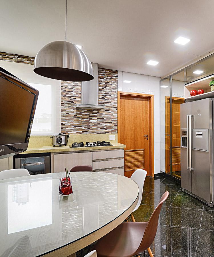 Sua cozinha é muito apertada para realizar os preparos e para ter as refeições? Confira neste projeto a solução utilizada com a mesa para otimizar espaço
