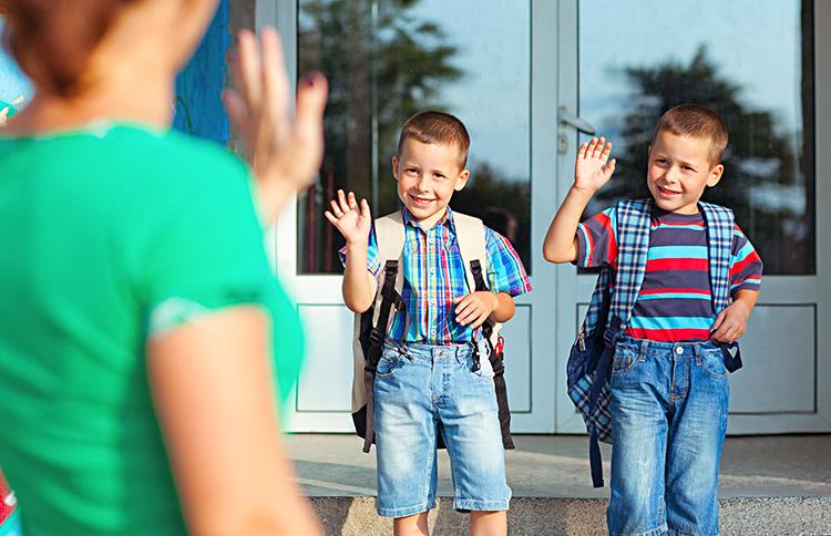 Com algumas atitudes corretas, você pode ajudar seu filho a se acostumar com a escola. Veja quais são as 3 etapas desse processo!