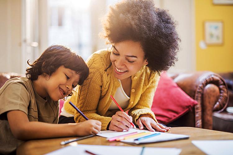 Estimular a independência das crianças contribui para o desenvolvimento delas. Confira 7 dicas simples para estimular seu filho no dia a dia!