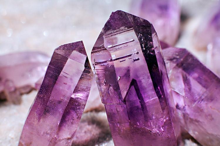 Os cristais são pedras poderosas que atraem ou bloqueiam energias. Escolha uma pedra e aprenda a usar essas pedras a seu favor
