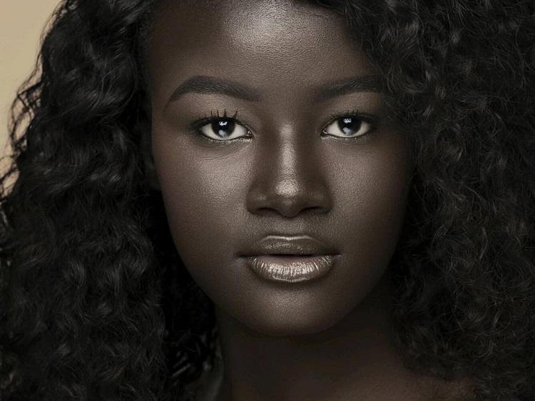 A modelo senegalense Khoudia Diop está conquistando a todos com sua beleza rara e única e é considerada pelos fãs como a deusa da melanina''