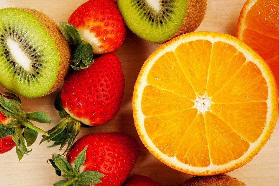 Você sabia que a cor da polpa da fruta revela quais são os principais nutrientes presentes nelas? As brancas, por exemplo, agem contra o tumor intestinal