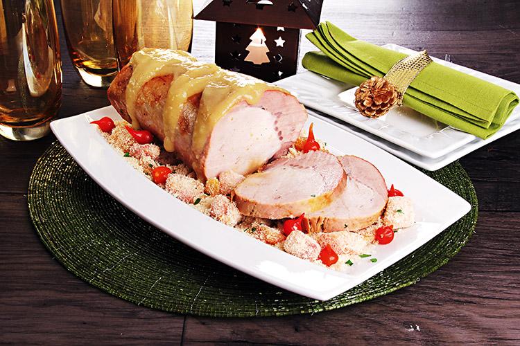Aprenda esta incrível receita de lombo assado com farofa de damasco e bacon, que além de muito deliciosa, é a opção ideal para a sua ceia de Natal!
