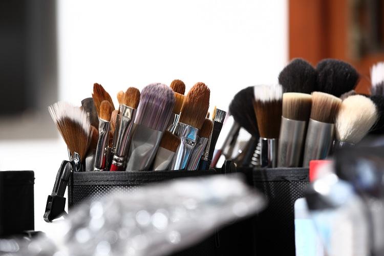 Já que usar maquiagem é indispensável para a maioria das mulheres, os cuidados com os produtos também devem ser. Por isso, confira algumas dicas sobre isso!