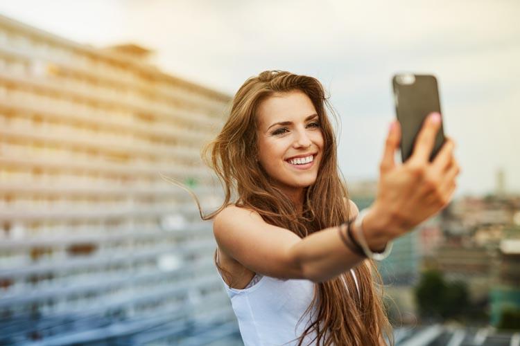 Aproveite os aplicativos de nossa lista para editar suas selfies com qualidade e efeitos diferenciados! Confira ótimas opções e compartilhe suas fotos!