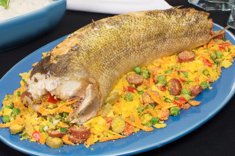 Aprenda esta receita incrível de Peixe assado recheado com farofa colorida, que além de ficar uma delícia, é uma ótima opção para o final de semana!