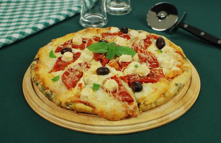 Que tal preparar para o jantar uma saborosa pizza vegetariana? Faça sem sair de casa essa deliciosa e tradicional receita! Experimente!