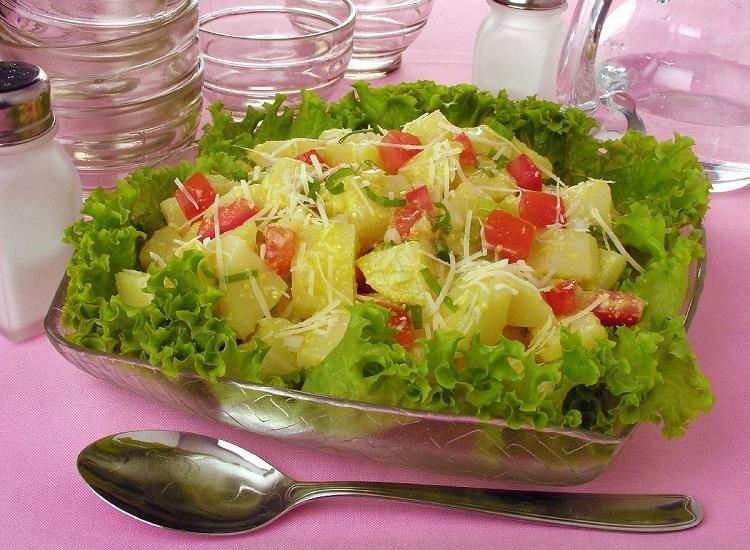 Salada de batata com parmesão e tomate 
