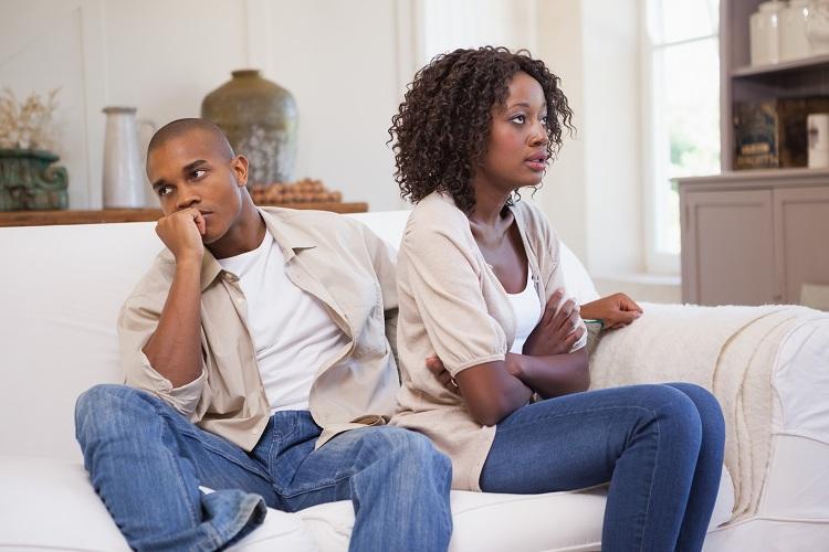 Se você acha que o parceiro já não tem mais o comportamento do início da relação, confira a lista de 7 sinais que ele dá quando não está mais a fim!
