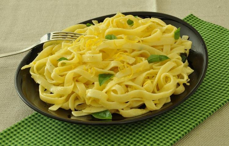 Quer preparar uma jantar especial? Aposte no macarrão talharim com limão siciliano e manjericão que, além de ser uma receita prática, é muito saborosa!